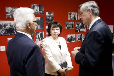 Predsednik republike dr. Danilo Trk in soproga Barbara Mikli Trk sta si ogledala spominsko sobo, posveeno ukradenim otrokom (foto: Stanko Gruden/STA)