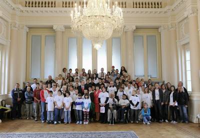 Predsednik republike dr. Danilo Trk je priredil sprejem za slovenske udeleence evropskega socialno-pedagokega projekta za otroke in mladostnike iz socialno ogroenih okolij, domov za otroke in mladostnike ter ustanov za otroke z motnjami v telesnem in duevnem razvoju "Mirno morje 2012" (foto: Neboja Teji/STA)