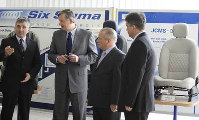 Predsednik republike dr. Danilo Trk si je ogledal proizvodnjo v TPV-jevem herinskem podjetju TPV Johnson Controls (foto: Tina Kosec/STA)