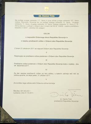 Predsednik republike dr. Danilo Trk je podpisal odlok o razpustitvi Dravnega zbora Republike Slovenije in o razpisu predasnih volitev v Dravni zbor Republike Slovenije (foto: Neboja Teji/STA)