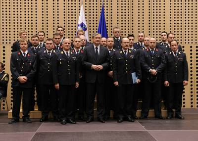 Predsednik republike dr. Danilo Trk je z Redom za zasluge odlikoval Gasilsko zvezo Slovenije (foto: Neboja Teji/STA)