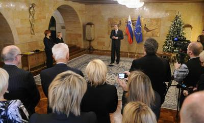 Predsednik republike dr. Danilo Trk je z Zlatim redom za zasluge odlikoval Drutvo Bralna znaka Slovenije – ZPMS ter IEDC – Poslovno olo Bled (foto: Neboja Teji/STA)
