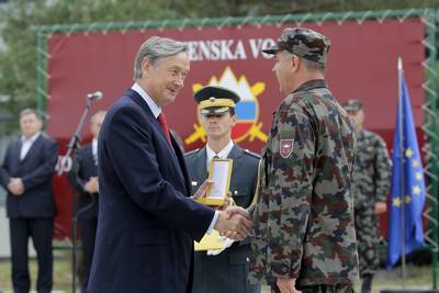 Predsednik republike dr. Danilo Trk je vroil odlikovanje Zlati red za zasluge oli za podastnike Andrej Komel plemeniti – Soebran (foto: Daniel Novakovi/STA) 