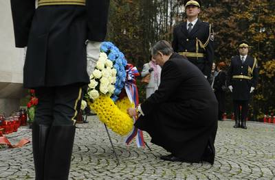Predsednik Republike Slovenije dr. Danilo Trk je poloil venec k Spomeniku rtvam vojnega nasilja na Urhu pri Ljubljani (foto: Neboja Teji/STA)