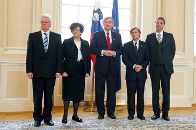 Predsednik republike dr. Danilo Trk je vroil odlikovanje Zlati red za zasluge dr. Borisu Pleskoviu ter z Redom za zasluge odlikoval Marijo Pirjevec Paternu, mag. Rudija Vouka in Darka onca (foto: Stanko Gruden/STA)