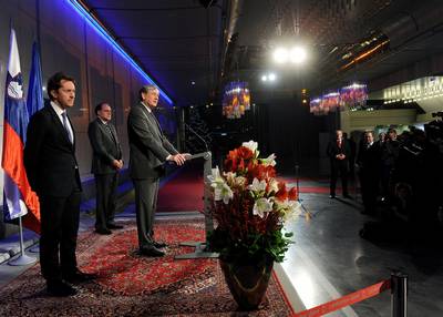 Predsednik republike dr. Danilo Trk, predsednik dravnega zbora dr. Gregor Virant ter minister za razvoj in evropske zadeve s pooblastilom predsednika vlade za nadomeanje mag. Mitja Gaspari so nagovorili novinarje in urednike (foto: Tamino Petelinek/STA)