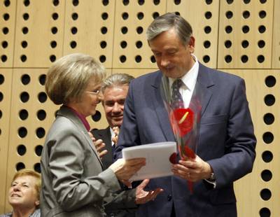 Predsednik republike dr. Danilo Trk je podelil priznanje "Naj prostovoljski projekt 2011", ki ga je prejel projekt Neteto razlogov za ivljenje - humanitarna kampanja ob 25. obletnici Drutva onkolokih bolnikov Slovenije (foto: Tina Kosec/STA)