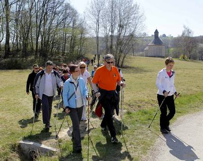 Predsednik republike dr. Danilo Trk se je s lani kluba pomurskih poslancev dravnega zbora udeleil nordijske hoje (foto: Daniel Novakovi/STA)