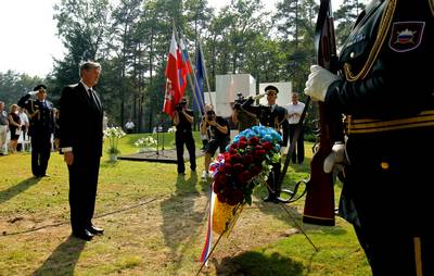 Predsednik republike dr. Danilo Trk je poloil venec k obeleju v mariborskem Parku spominov (foto: Stanko Gruden/STA)