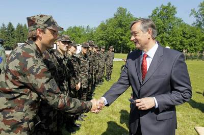 Predsednik se je udeleil dneva odprtih vrat Vojanice Franca Rozmana – Staneta (foto: Daniel Novakovi/STA)