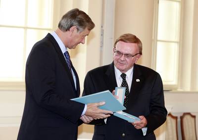 Predsednik republike dr. Danilo Trk je z Redom za zasluge odlikoval Tonyja Petkovska (foto: Tina Kosec/STA)
