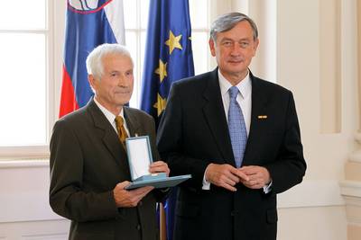 Predsednik republike dr. Danilo Trk je z Redom za zasluge odlikoval Franca ivica (foto: Stanko Gruden/STA)