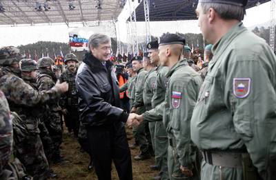 Predsednik in vrhovni poveljnik obrambnih sil dr. Danilo T�rk si je ogledal voja�ko vajo Zmo�nosti Slovenske vojske 2008 ter nagovoril pripadnice in pripadnike Slovenske vojske (FA BOBO)