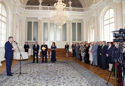 Predsednik republike dr. Danilo Trk je z Zlatim redom za zasluge odlikoval Gorsko reevalno zvezo Slovenije in Ernesta Eryja, z Redom za zasluge pa je odlikoval Anito Ogulin (foto: Tina Kosec/STA)