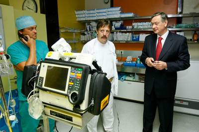 Predsednik republike dr. Danilo Trk je obiskal Univerzitetni klinini center Ljubljana, kjer si je ogledal urgentno travmatoloko ambulanto, internistino prvo pomo in enoti za intenzivno interno medicino (foto: Stanko Gruden/STA)