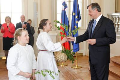 Predsednik republike dr. Danilo Trk je tradicionalno sprejel Zelenega Jurija ter glasbenike in plesalce iz Bele Krajine in sosednje Hrvake (foto: Stanko Gruden/STA)