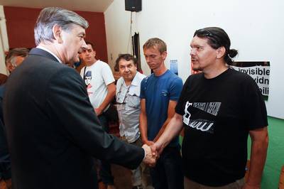 Predsednik republike dr. Danilo Trk je obiskal Socialni center Rog, kjer se je sreal z aktivisti Nevidnih delavcev sveta (foto: Stanko Gruden/STA)