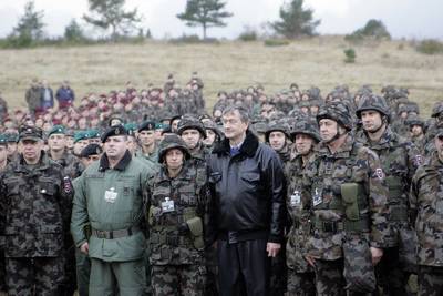 Predsednik in vrhovni poveljnik obrambnih sil dr. Danilo T�rk si je ogledal voja�ko vajo Zmo�nosti Slovenske vojske 2008 ter nagovoril pripadnice in pripadnike Slovenske vojske (FA BOBO)