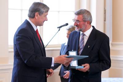 Predsednik republike dr. Danilo Trk je z Redom za zasluge odlikoval patra Cirila Boia (foto: Stanko Gruden/STA)
