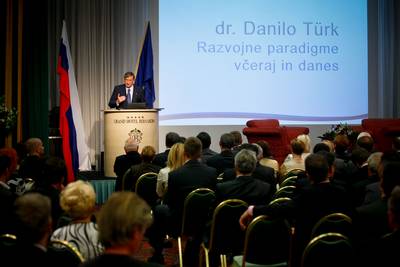 Predsednik republike dr. Danilo Trk se bo udeleil Managerskega kongresa 2011, kjer je imel nagovor na temo "Razvojne paradigme veraj in danes" (foto: Stanko Gruden/STA)
