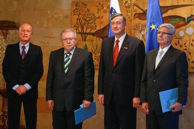 Predsednik republike dr. Danilo Trk je z Redom za zasluge odlikoval dr. Franca Hebra, Boruta Simona Poganika in dr. Nada Vodopijo (foto: Stanko Gruden/STA)