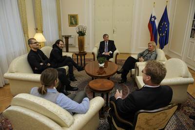 Predsednik republike dr. Danilo Trk je sprejel slovenske predstavnike gibanja Movember, ki na svetovni ravni opozarja in informira o mokih boleznih, med katerimi je posebej izpostavljen rak prostate (foto: Neboja Teji/STA)