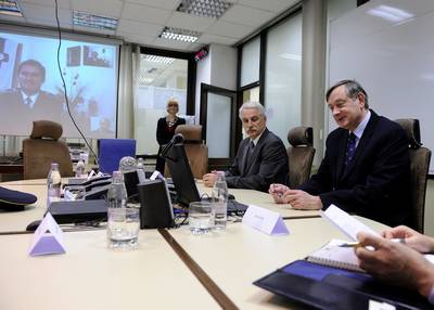 Predsednik republike dr. Danilo Trk se je s pomojo videokonference pogovarjal s predstavnikom slovenske policije v Nadzorni misiji Evropske unije (European Union Monitoring Mission) v Gruziji Matjaem Maroltom (foto: Tamino Petelinek/STA)