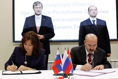 Predsednik Republike Slovenije dr. Danilo Trk in guverner Samarske pokrajine Vladimir Artjakov sta se udeleila podpisa memorandumov o sodelovanju med Slovenijo in Rusijo (foto: Stanko Gruden/STA)