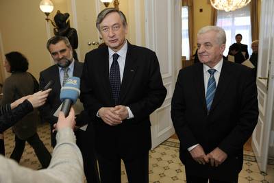 Predsednik dr. Danilo Trk je sprejel predstavnike Rdeega kria Slovenije, Slovenske karitas in Nacionalnega foruma humanitarnih organizacij Slovenije, s katerimi se je pogovarjal o aktivnostih na podroju socialnih programov in humanitarnih dejavnosti (foto: Neboja Teji/STA)