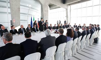 Na delovnem kosilu predsednika Republike Slovenije dr. Danila Trka s predsednikom Deele Lombardije Robertom Formigonijem so sodelovali direktorji uprav vodilnih slovenskih in italijanskih podjetij s podroij infrastrukture, energije in logistike (foto: Stanko Gruden/STA)