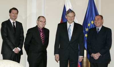 Predsednik republike dr. Danilo Trk je sprejel organizatorje oktobrske poslovne konference FDI Summit 2010, namenjene vpraanju tujih investicij v Sloveniji in v regiji, ki so mu predstavili zakljuno poroilo in ugotovitve dvodnevne strokovne razprave (foto: Tina Kosec/STA)