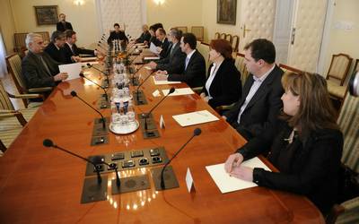 Predsednik dr. Danilo Trk je sprejel predstavnike Rdeega kria Slovenije, Slovenske karitas in Nacionalnega foruma humanitarnih organizacij Slovenije, s katerimi se je pogovarjal o aktivnostih na podroju socialnih programov in humanitarnih dejavnosti (foto: Neboja Teji/STA)