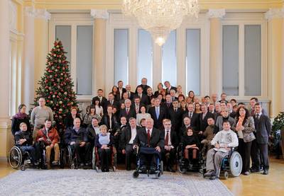 Predsednik Republike Slovenije dr. Danilo Trk, predsednik Dravnega zbora Republike Slovenije dr. Pavel Gantar in predsednik Vlade Republike Slovenije Borut Pahor so ob svetovnem dnevu invalidov priredili sprejem za predstavnike invalidskih organizacij (foto: Daniel Novakovi/STA)