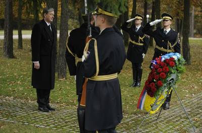 Predsednik Republike Slovenije dr. Danilo Trk je poloil venec k Spomeniku rtvam povojnih pobojev iz leta 1945 na mariborskem pokopaliu Dobrava na Teznem (foto: Neboja Teji/STA)