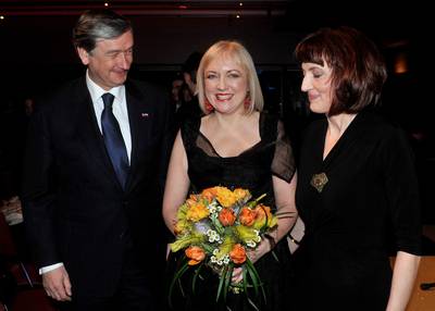 Predsednik republike dr. Danilo Trk je estital filozofinji in sociologinji dr. Renati Salecl, ki je prejela priznanje Ona 365 za najuspenejo Slovenko (foto: Tamino Petelinek/STA)