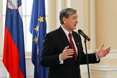 Predsednik republike dr. Danilo Trk je vroil odlikovanje Zlati red za zasluge dr. Borisu Pleskoviu ter z Redom za zasluge odlikoval Marijo Pirjevec Paternu, mag. Rudija Vouka in Darka onca (foto: Stanko Gruden/STA)