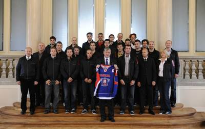 Predsednik republike dr. Danilo Trk je sprejel lane in vodstvo slovenske hokejske A reprezentance ter predstavnike Hokejske zveze Slovenije (foto: Neboja Teji/STA)