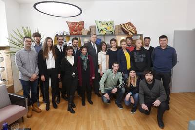 Predsednik dr. Danilo Trk je obiskal Pop-up Dom, enomeseno trgovino v stanovanju, ki predstavlja delo mladih in perspektivnih slovenskih avtorjev na podrojih oblikovanja serijskih in unikatnih izdelkov, mode, kulinarike ter umetnikega ustvarjanja (foto: Stanko Gruden/STA)