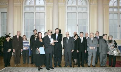 Predsednik republike dr. Danilo Trk je z Redom za zasluge odlikoval Zvezo drutev civilnih invalidov vojn Slovenije ob 40. obletnici njenega delovanja (foto: Tina Kosec/STA)