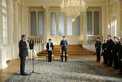 Predsednik republike dr. Danilo Trk je z Redom za zasluge odlikoval Marijano Suki, z Medaljo za hrabrost pa je odlikoval Roka Vorija (foto: Neboja Teji/STA)