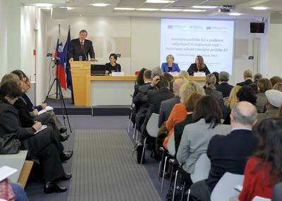 Predsednik republike dr. Danilo Trk se je udeleil javnega posveta o Zeleni knjigi z naslovom "Razvojna politika EU v podporo vkljuujoi in trajnostni rasti – Poveanje uinka razvojne politike EU" (foto: Daniel Novakovi/STA)