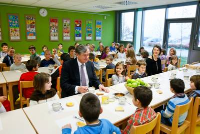 Predsednik republike dr. Danilo Trk je obiskal Osnovno olo Polhov Gradec, kjer je sodeloval v projektu Tradicionalni slovenski zajtrk (foto: Stanko Gruden/STA)