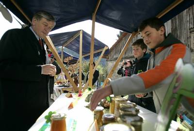 Predsednik republike dr. Danilo Trk se je udeleil prireditve Praznik kozjanskega jabolka 2011 (foto: Nada Mihajlovi/STA)