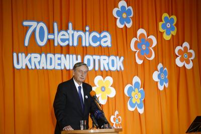 Predsednik republike dr. Danilo Trk in soproga Barbara Mikli Trk sta se udeleila slovesnosti ob 70. obletnici trpljenja stotin slovenskih ukradenih otrok, ki jih je okupator na prostoru tedanje okolike ole neusmiljeno loil od njihovih druin in jih poskual ponemiti (foto: Stanko Gruden/STA)