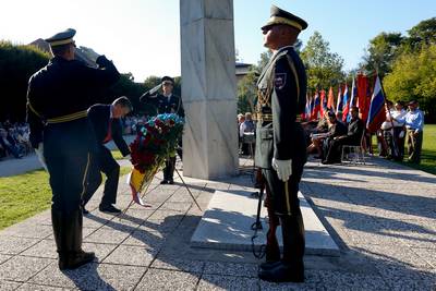 Predsednik republike dr. Danilo Trk je poloil venec h grobnici in spomeniku poveljniku prve grupe partizanskih odredov Slovenije in narodnemu heroju Joetu Gregoriu – Gorenjcu ter soborcem, padlim na Jelovici (foto: Stanko Gruden/STA)