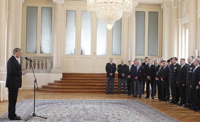 Predsednik republike in vrhovni poveljnik obrambnih sil dr. Danilo Trk je ob svetovnem dnevu pripadnikov mirovnih misij Organizacije zdruenih narodov ter vseh misij, ki potekajo s soglasjem OZN, priredil sprejem za slovenske udeleence misij (foto: Tina Kosec/STA)