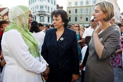 Soproga predsednika republike Barbara Mikli Trk se je udeleila dogodka v organizaciji zdruenja Zemzem, kjer so z minuto molka in spustom belih balonov v zrak simbolno prikazali izginotje nedolnih ivljenj v Srebrenici (foto: Stanko Gruden/STA)