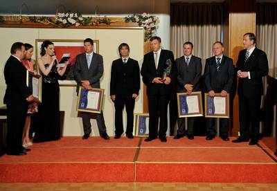 Predsednik republike dr. Danilo Trk je podelil priznanje Obrtno-podjetnike zbornice Slovenije "Obrtnik leta 2012", ki ga je prejel Marko Kajzer, lastnik podjetja Kampo iz Ljubljane (foto: Neboja Teji/STA)