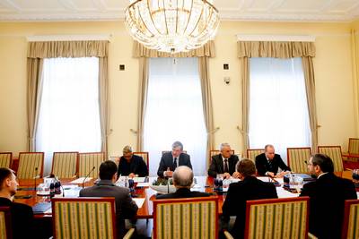 Predsednik republike dr. Danilo Trk je organiziral pogovor o problematiki zaposlovanja mladih, na katerem so sodelovali predstavniki mladinskih, tudentskih in dijakih organizacij ter dravnih institucij (foto: Stanko Gruden/STA)