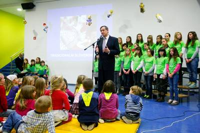 Predsednik republike dr. Danilo Trk je obiskal Osnovno olo Polhov Gradec, kjer je sodeloval v projektu Tradicionalni slovenski zajtrk (foto: Stanko Gruden/STA)